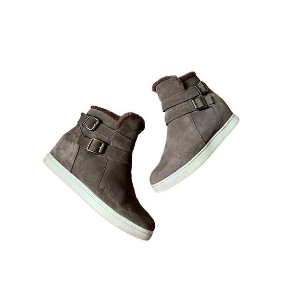 Blondo Geneva Womens 8.5 Ankle Boot Waterproof Taupe Suede Hidden Wedge Faux Fur - Picture 1 of 15